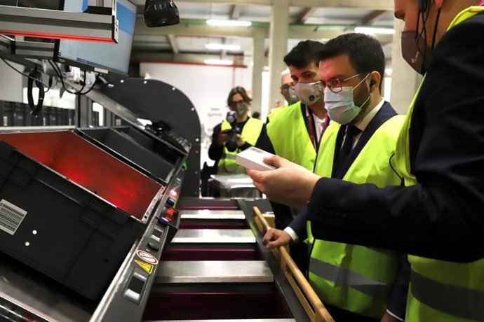 El president de la Generalitat, Pere Aragons, visita el nou centre logístic de l'empresa Fedefarma.