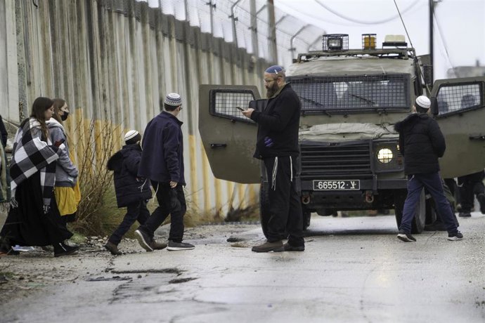 Archivo - Un grupo de colonos israelíes en el asentamiento de Shavei Shomron (archivo).