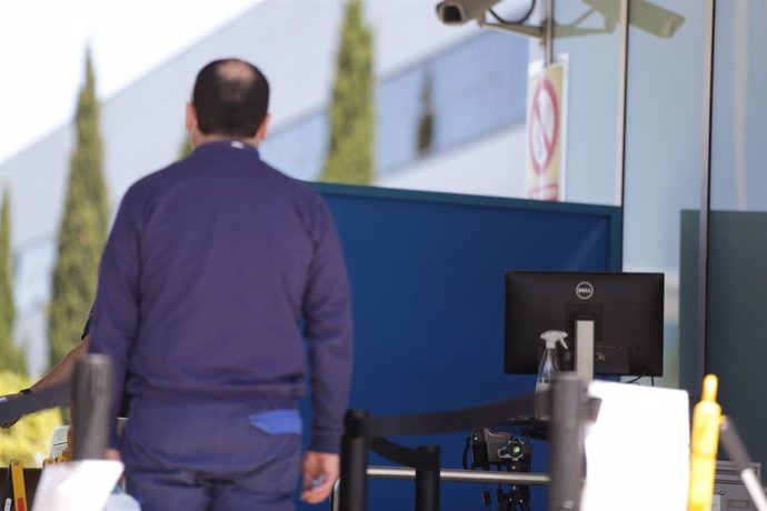 Archivo - Un trabajador de la planta de Mercedes-Benz de Vitoria entra a las instalaciones. En Vitoria (Álava), a 18 de mayo de 2020.