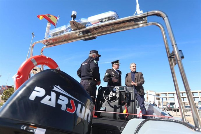 Bendodo presentando las nuevas embarcaciones para la Policía Adscrita a la Comunidad Autónoma.