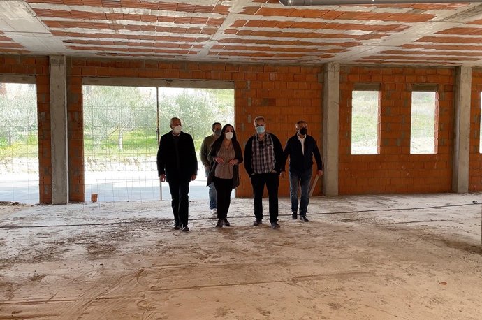 El presidente de la Diputaicón de Cáceres, Carlos Carlos, visita el Complejo Residencial Geriátrico de Berzocana (Cáceres) que ha concluido la segunda fase de su construcción