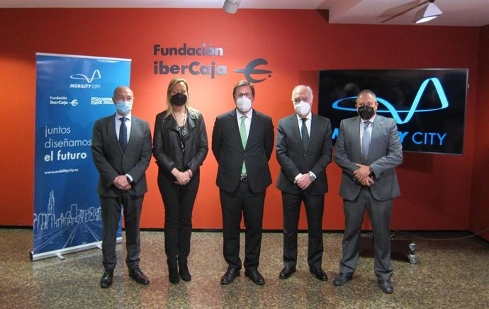 El secretario general de Industria y Pyme del Ministerio de Industria del Gobierno de España, Raúl Blanco, junto a otros participantes en la jornada 'Las inversiones en movilidad eléctrica', organizada por Mobility City, Metys y Coche Global.