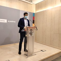 El regidor de Hacienda, Innovación y Función Pública de Palma, Adrián García, en rueda de prensa.