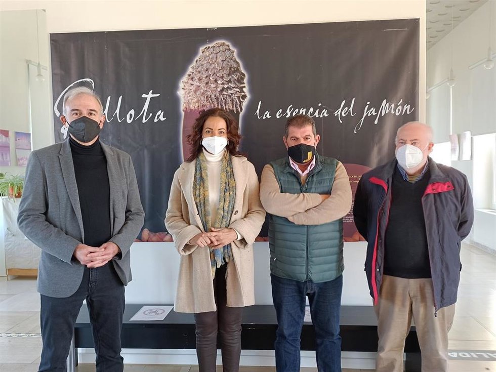 La delegada de Turismo de la Junta en Huelva, María Ángeles Muriel, en su visita a Jabugo.