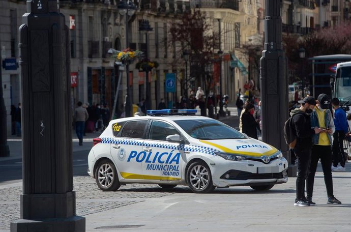 Archivo - Un coche de Policía Municipal circula por el centro de Madrid 