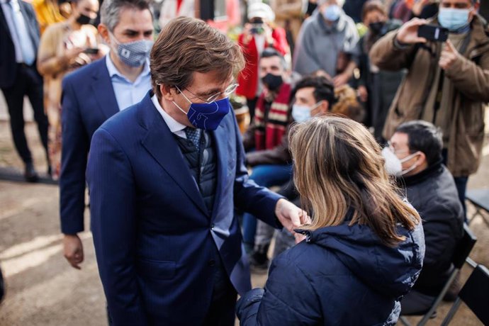 El alcalde de Madrid, José Luis Martínez-Almeida, saluda a la actriz Gloria Ramos, en la inauguración de la primera Oficina de España de Vida Independiente para Personas con Discapacidad Intelectual, en el Parque de Aluche, a 16 de febrero de 2022, en M