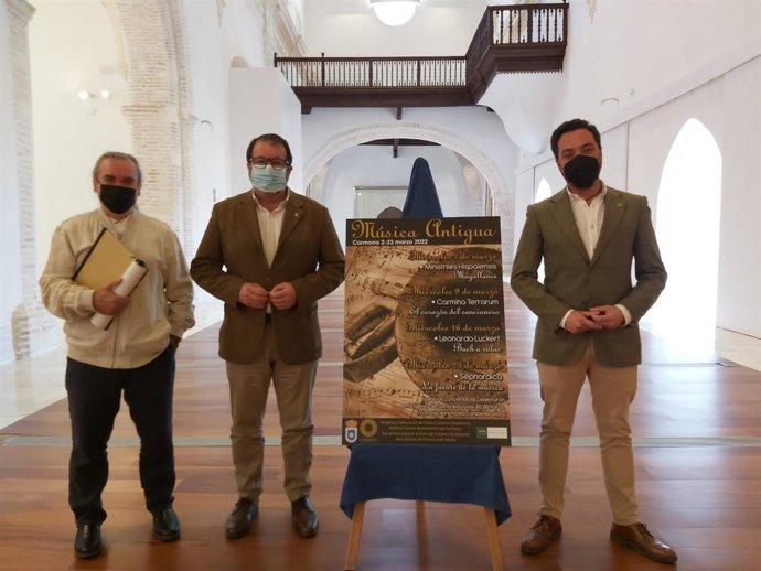 El alcalde de Carmona, Juan Ávila, presenta el ciclo Música Antigua con el concejal de Cultura, Ramón Gavira, y Álvaro Garrido, representante de los grupos musicales que participarán en la cita.