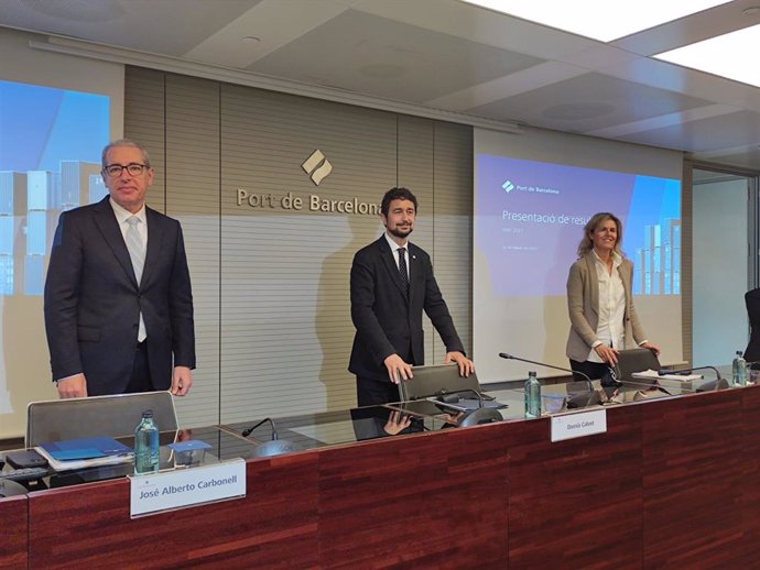 El director general del Port de Barcelona, José Alberto Carbonell; el president, Dami Calvet, i la sots-directora general d'Econmic Financer, Miriam Alaminos