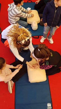 El SAMU enseña maniobras de reanimación cardiopulmonar.