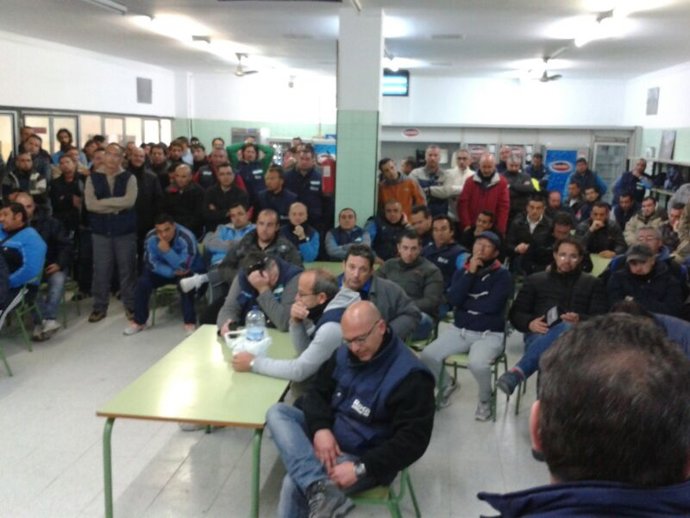 Archivo - Trabajadores de Roca en Alcalá de Guadaíra (Sevilla) encerrados en la fábrica