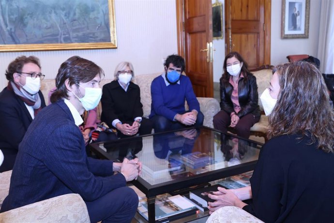 Representantes del Institut Ramon Llull, encabezados por su director, Pere Alameda, reunidos con la presidenta del Govern, Francina Armengol, en el Consolat de Mar.