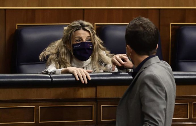 La ministra de Trabajol, Yolanda Díaz, saludando al diputado de Más País en el Congreso, Íñigo Errejón