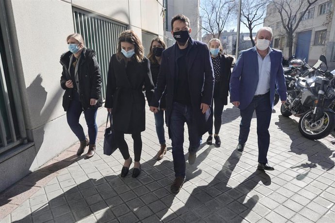 La ministra de Igualdad, Irene Montero (i), y el exvicepresidente del gobierno Pablo Iglesias (c) salen de un juicio por el presunto acoso hacia sus hijos, en el Juzgado de lo penal 30, a 9 de febrero de 2022, en Madrid (España). 
