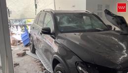 Heridas dos mujeres al empotrarse un todoterreno hasta dentro una clínica de Majadahonda