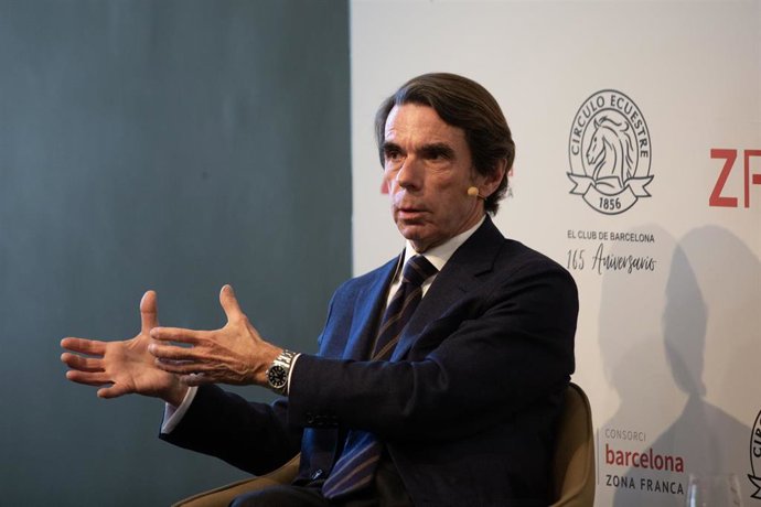 El expresidente del Gobierno, José María Aznar, interviene en una conferencia en el Círculo Ecuestre en Barcelona, a 22 de febrero de 2022, en Barcelona, Cataluña, (España). Esta charla se enmarca dentro del ciclo de conferencias Agendas Cruzadas Madri
