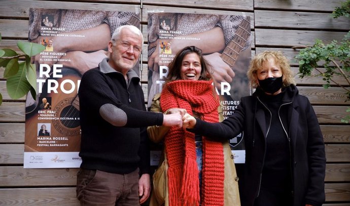 Els artistes Enric Fraj, Anna Ferrer i Marina Rossell en la presentació del projecte cultural 'Retrobar' a Barcelona