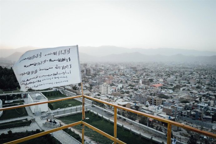 Archivo - Bandera talibán en Kabul.
