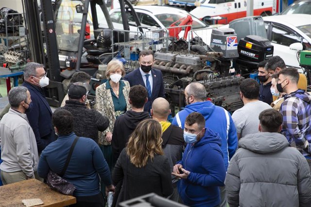 Los consejeros de Desarrollo Rural, Ganadería, Pesca, Alimentación y Medio Ambiente, Guillermo Blanco, y de Educación y Formación Profesional, Marina Lombó, visitan el curso de adaptación de conocimientos para los patrones costeros polivalentes