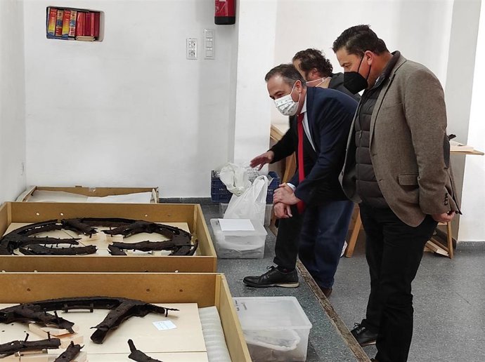 Pimentel (centro) observa junto a García (dcha.) las ruedas del carro íbero de Montemayor.
