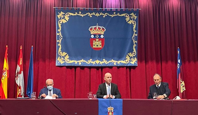 El exvicepresidente del Gobierno, Alfonso Guerra, a la izquierda, y el expresidente del Senado, Juan José Laborda.