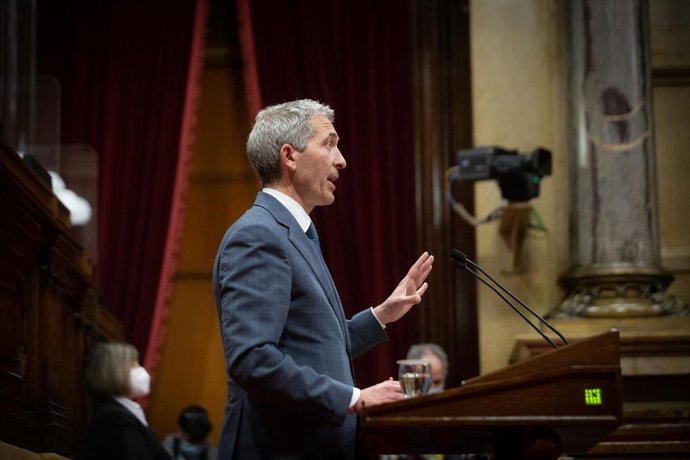 El consejero de Educación, Josep González-Cambray, interviene en un pleno en el Parlament, a 8 de febrero de 2022, en Barcelona