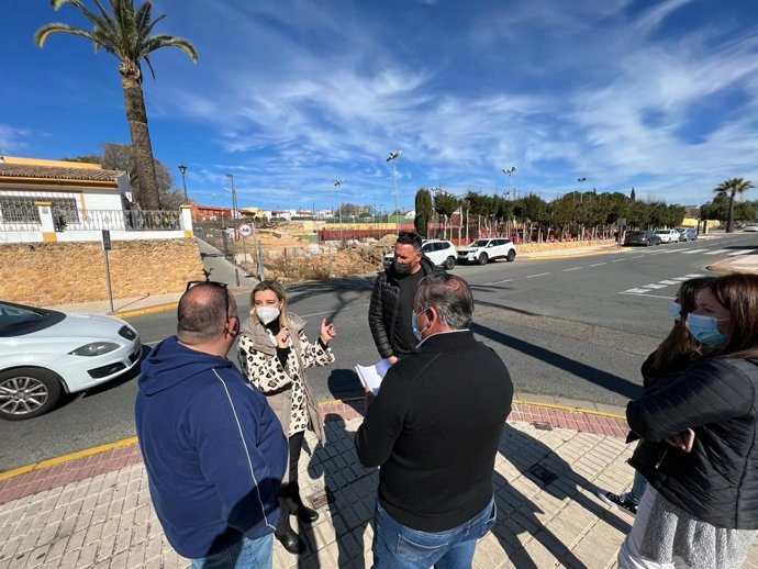 La alcaldesa de Alcalá de Guadaíra, Ana Isabel Jiménez, mantiene un encuentro con vecinos y comerciantes en la jornada de contacto ciudadano Alcalá, Barrio a barrio.