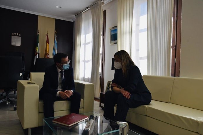 La presidenta de la Asamblea de Extremadura, Blanca Martín, se reúne con el alcalde de Villanueva de la Serena, Miguel Ángel Gallardo