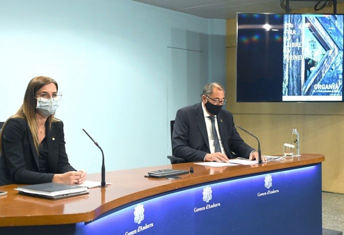 La ministra de Cultura andorrana, Sílvia Riva, y el alcalde de Organy, Celestí Vil, durante la presentación de la primera edición del premio 'Mort qui t'ha mort?' de relato negro