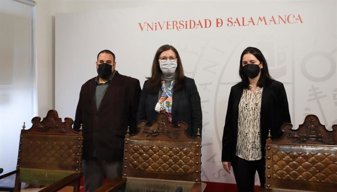 La vicerrectora de Calidad y Enseñanzas de Grado, María José Rodríguez Conde (c), el coordinador de Formación e Innovación Docente, Juan Pablo Hernández, y la directora del l Instituto de Ciencias de la Educación, Susana Olmos.