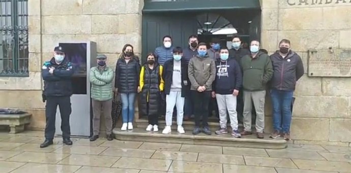 Concentración minuto de silencio en Cambados por el naufragio del Villa de Pitanxo. Uno de los marineros, de origen peruano, vivía en esta villa.