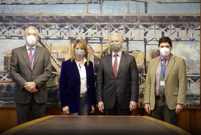 La presidenta del Puerto de Huelva, Pilar Miranda, ha recibido la visita de Ibón Basterrechea, director de Miciudadatodogas.