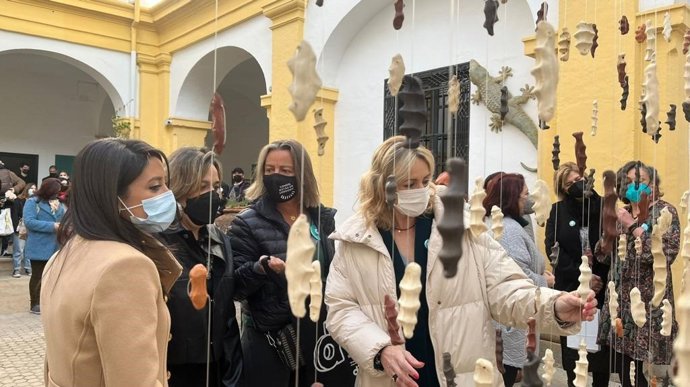 Autoridades en la inauguración de la 2 edición de las 'Jornadas Tresdé' en la Escuela de Arte Dionisio Ortiz.