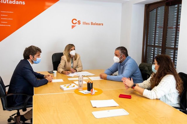 La coordinadora autonómica de Cs Baleares y portavoz del grupo parlamentario, Patricia Guasp, y el diputado de Cs Marc Pérez-Ribas, en una reunión con el presidente de Habtur, Antoni Barceló y la gerente de la patronal, Maria Gibert.