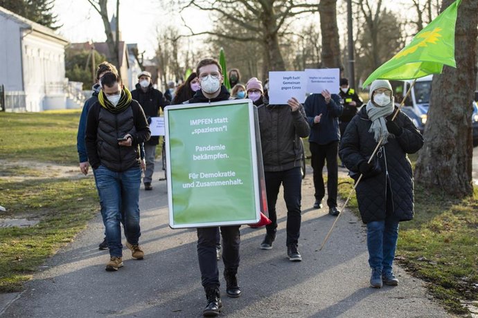 Personas se manifiestan a favor de la vacunación contra la COVID-19 en Berlín, la capital de Alemania. 
