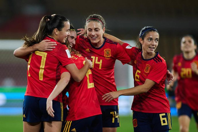 Archivo - Mariona Caldentey celebra un gol rodeada por sus compañeras de la selección española femenina de fútbol