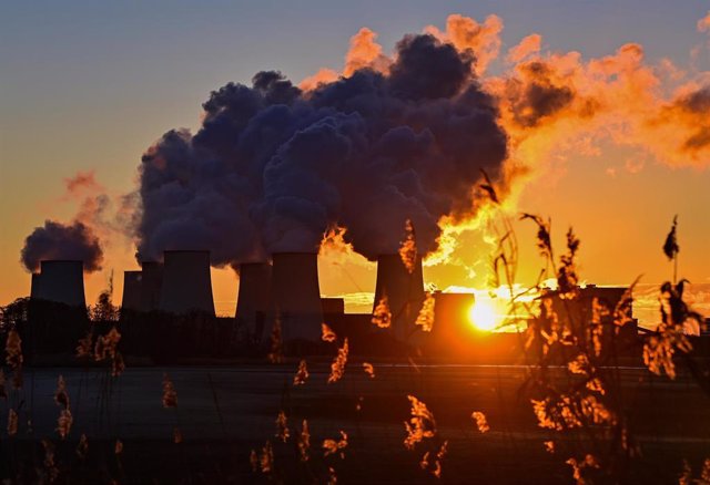 Archivo - 06 January 2022, Jaenschwalde: Steam rises from the cooling towers of the Jaenschwalde lignite-fired power plant of Lausitz Energie Bergbau AG (LEAG) at sunrise. Photo: Patrick Pleul/dpa-Zentralbild/dpa