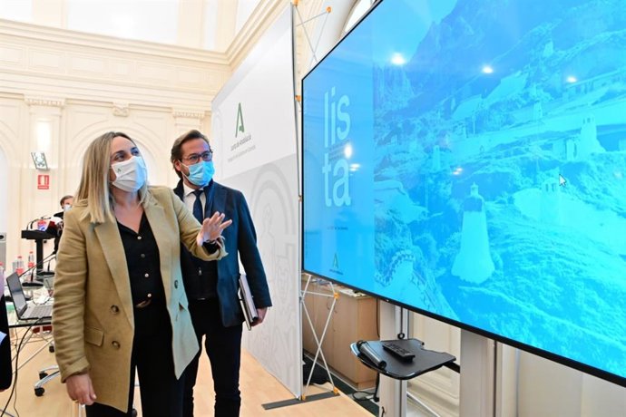 Marifrán Carazo y Antonio Granados, en la sede de la Junta en Granada