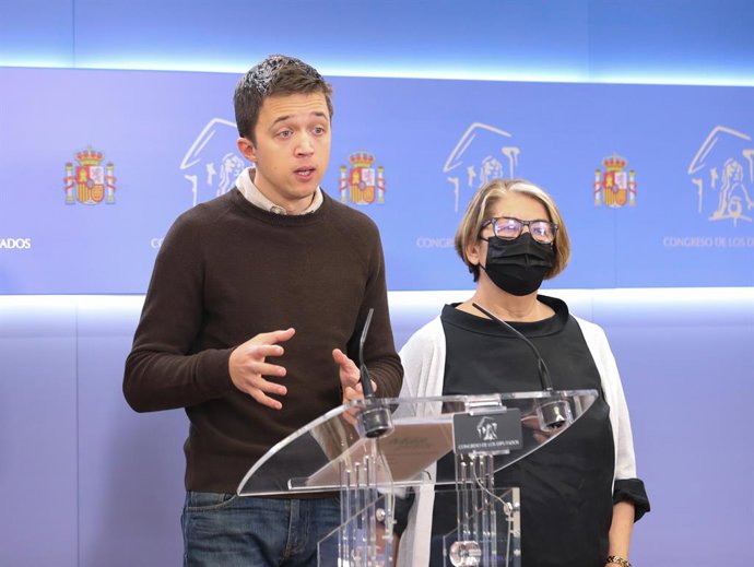 El líder de Más País, Íñigo Errejón, y la diputada de Más País Inés Sabanés, en una rueda de prensa  