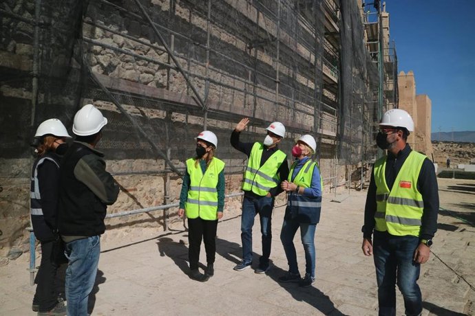 La delegada de Cultura visita las obras del Muro de la Vela de la Alcazaba de Almería.