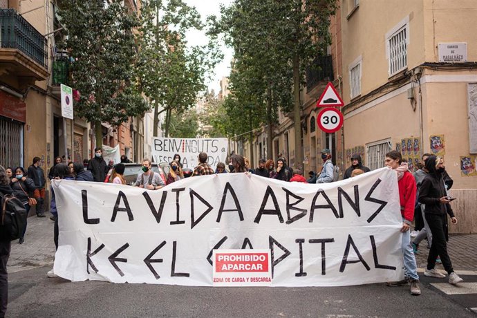 Varias personas protestan para intentar paralizar el desahucio de una familia por impago de alquiler en el barrio de Poble-sec, a 14 de febrero de 2022, en Barcelona (Cataluña). Anna Drozdovych de 48 años y de origen ucraniano ha sido desahuciada junto 