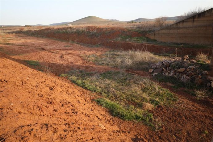 Evidencias de sequía en el Embalse de La Vega del Jabalón, a 10 de febrero de 2022, en Calzada de Calatrava, Ciudad Real, Castilla-La Mancha (España)