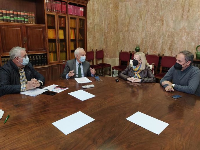 Representantes de la Mesa del Ferrocarril se reúnen con el subdelegado de Gobierno en Almería.