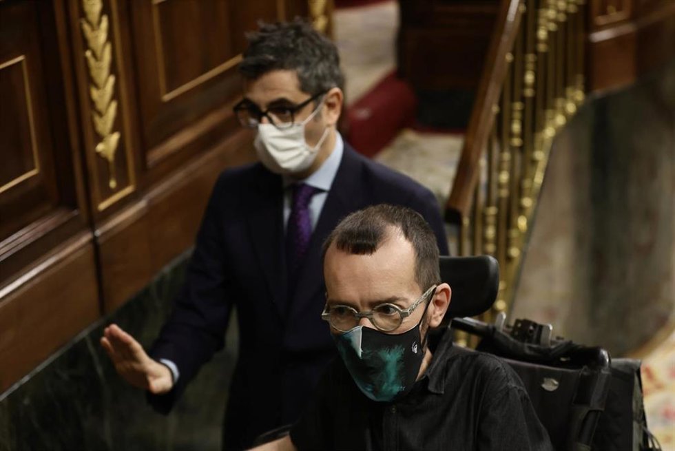 El ministro de la Presidencia, Relaciones con las Cortes y Memoria Democrática, Félix Bolaños (i), y el portavoz de Unidas Podemos en el Congreso, Pablo Echenique, a su llegada a una sesión plenaria en el Congreso 