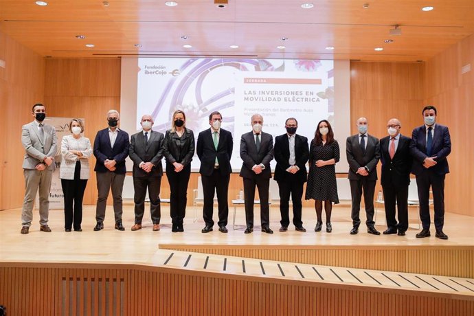 Participantes en la jornada 'Las inversiones en movilidad eléctrica', acogida por Mobility City.