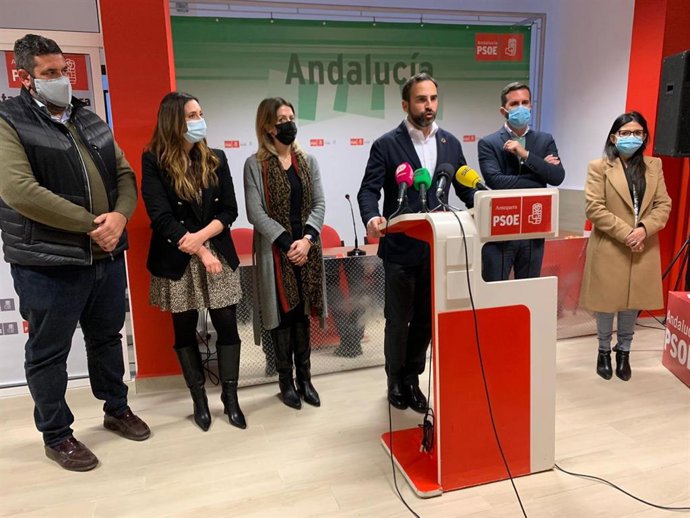 El secretario general del PSOE de Málaga, Daniel Pérez; la vicesecretaria general del PSOE de Málaga, Antonia García; y el secretario general del PSOE local, Kiko Calderón, mantienen un encuentro para tratar el reto hidrológico