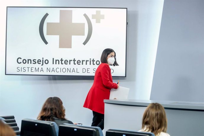 La ministra de Sanidad, Carolina Darias, a su llegada a una rueda de prensa posterior al Consejo Interterritorial del Sistema Nacional de Salud, en el Palacio La Moncloa, a 16 de febrero de 2022, en Madrid (España).