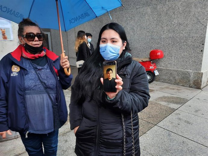 Mujer de uno de los desaparecidos en el naufragio del pesquero gallego en Canadá. Muestra la foto de su marido, Edwin.