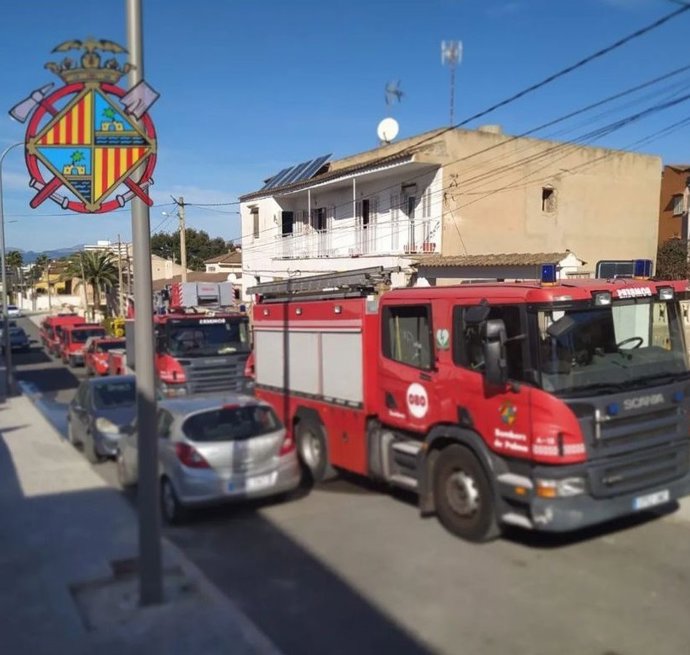 Varios camiones de bomberos durante el incendio de una vivienda en calle Bellavista (Palma).