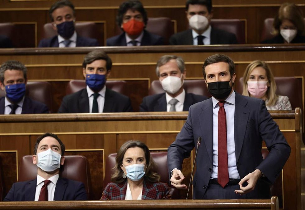 El líder del PP, Pablo Casado, interviene en una sesión plenaria en el Congreso de los Diputados, a 16 de febrero de 2022, en Madrid (España). Durante el pleno, el Ejecutivo central ha respondido a varias preguntas de la oposición entre las que han dest