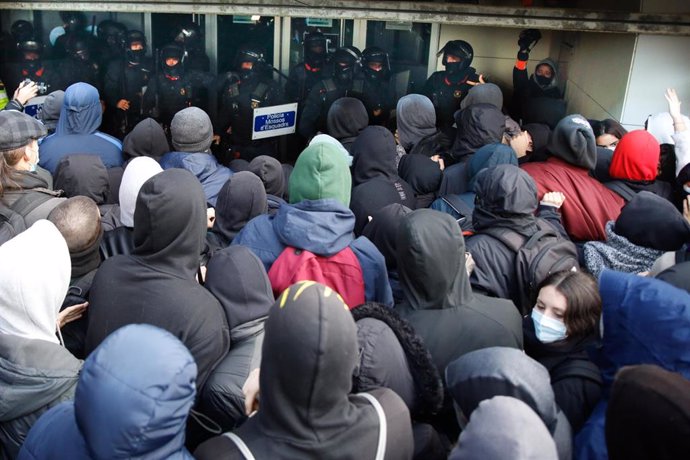 Archivo - Mossos d'esquadra, frente a estudiantes de la Universitat Autnoma de Barcelona (UAB) que protestan contra un acto convocado por la plataforma estudiantil S'ha Acabat!, en el campus de Cerdanyola del Valls, en noviembre del año pasado